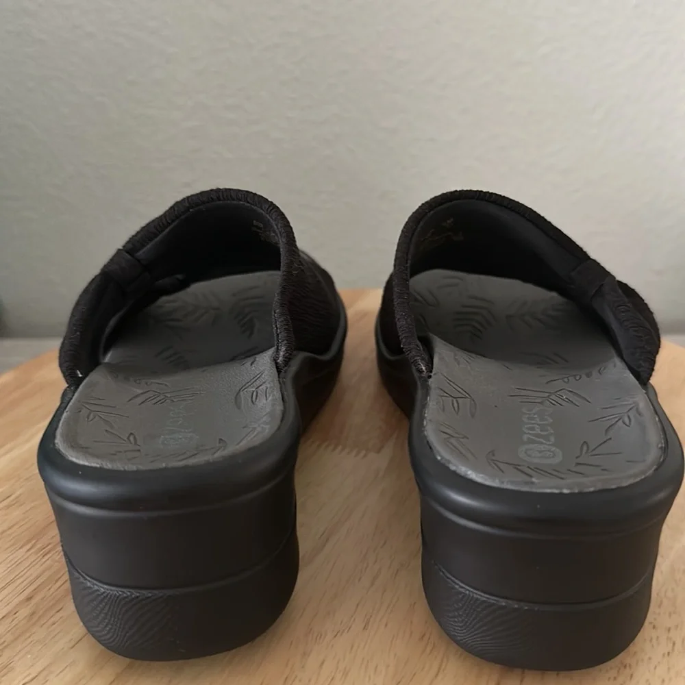 Bzees Smile More Bow-Strap Washable Sandal